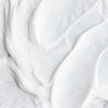 Textura cremosa de la crema corporal de oliva Le Petit Olivier