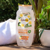 Gel de ducha Lovea aroma monoi junto a una toalla