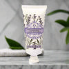 Tubo de crema de manos AAA Lavender sobre mármol
