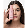 Mujer sosteniendo la bruma facial Byphasse junto a su rostro