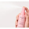 Mano vaporizando la bruma facial hidratante Byphasse