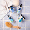 Exfoliante Organic Shop Coconut Bite junto a productos de baño de coco