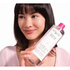 Mujer sosteniendo la solución micelar Byphasse de 500 ml